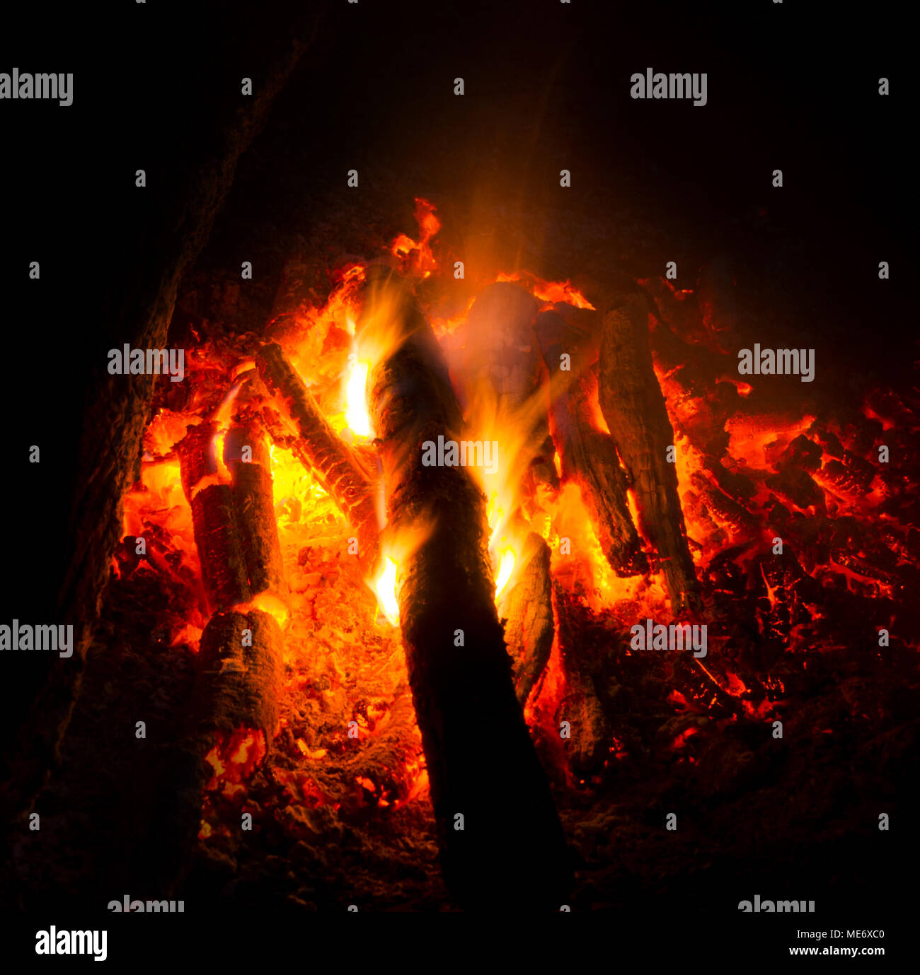 Flames of a campfire in the night Stock Photo - Alamy