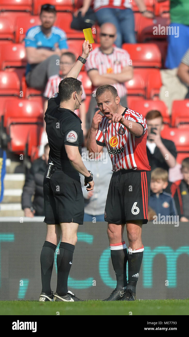 Sunderland's Lee Cattermole argues with the referee as he receives a yellow  card during the Sky Bet Championship match at the Stadium of Light,  Sunderland Stock Photo - Alamy