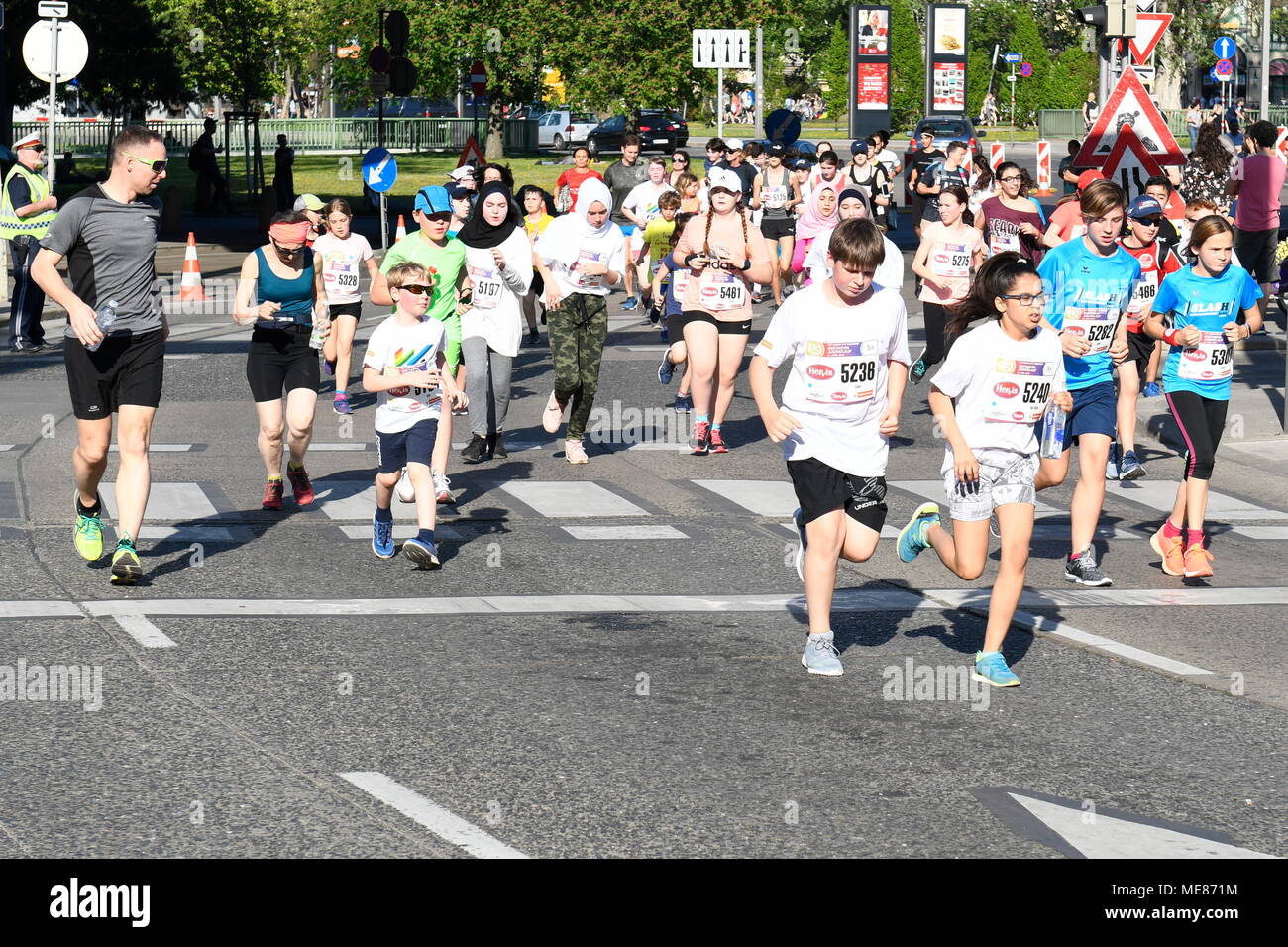 Vienna, Austria. April 21, 2018. AthleticsState Championships 10 km road running as part of the Vienna City Marathon from the Vienna Prater to the Burgtheater. Image shows the SanLucar kids run over 2 km and the GETMOVIN teen run over 5 km. Credit: Franz Perc / Alamy Live News Stock Photo