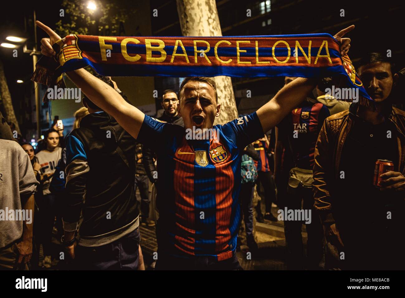 Barcelona, Spain. 21st April, 2018:  Fans of the FC Barcelona chant slogans at the Canaletes fountain in the Ramblas, the traditional spot to celebrate their trophies, as they celebrate the club's 30th 'Copa del Rey' title, the 4th in row, after beating Sevilla 5:0 in the Final. Credit: Matthias Oesterle/Alamy Live News Stock Photo