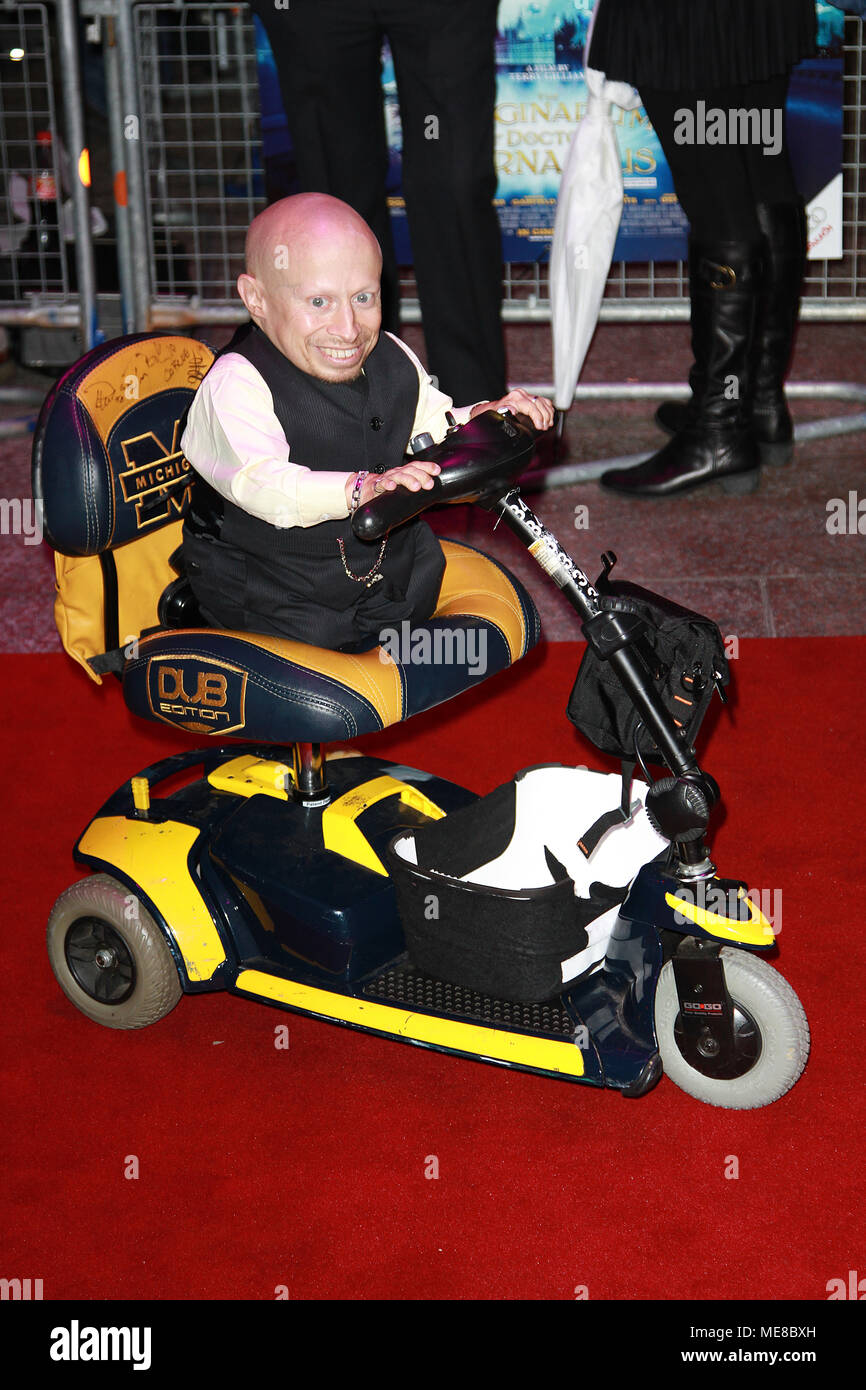 Verne troyer mini me hi-res stock photography and images - Alamy