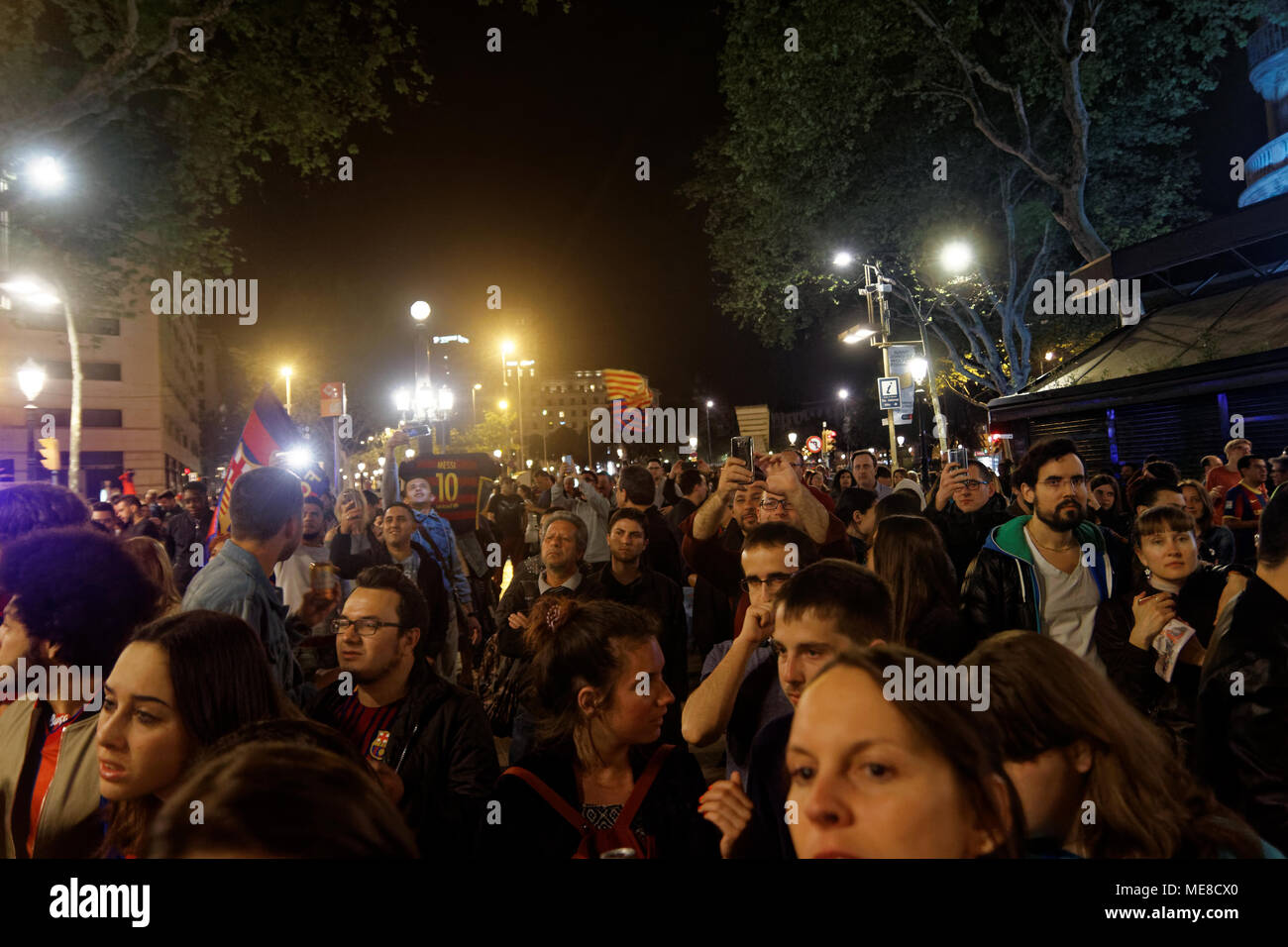 Barcelona, Spain, 21st April 2018. Supporters of  FC Barcelona, Futbol Ckub Barcelona celebrating the win of the Copa del Rey, at the Canaletas, a fountain at the Ramblas of Barcelona the 21st of April 2018 Credit: Karl Burkhof/Alamy Live News Stock Photo