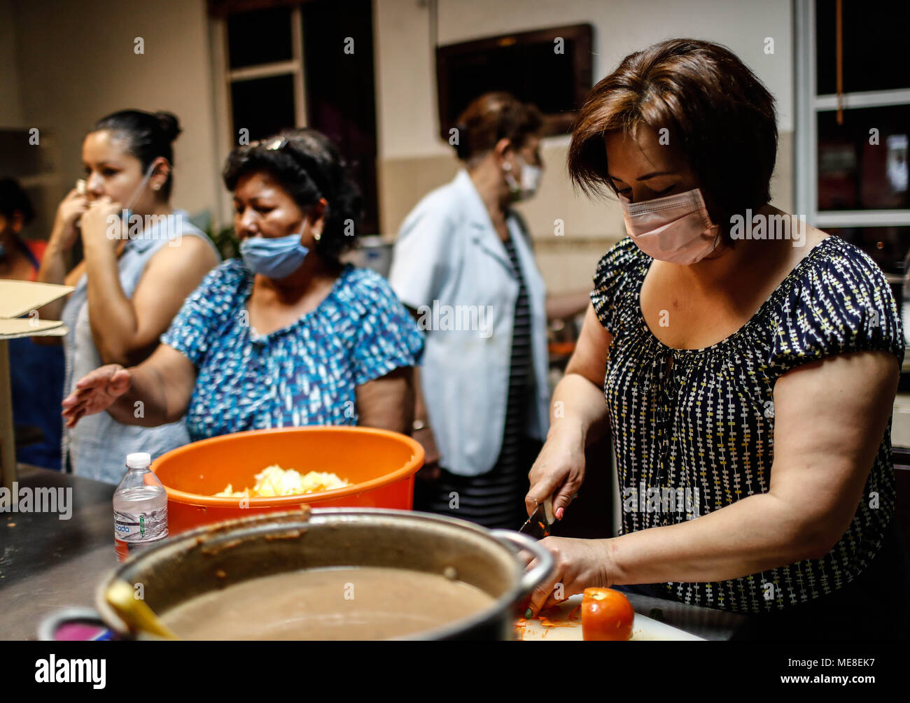 Sonara, Mexico, 21 April 2018. The Caravan of Migrants receive medical attention, food, personal hygiene and a place to rest in the community dining room of Colonia San Luis de Hermosillo, Sonora Mexico. Around 600 people, mostly of Central American origin, come from the southern border of the country and bound for the city of Tijuana. The caravan aims to request Asylum to the United States through a humanitarian visa, La Caravana provoked the wrath of President Donald Trump for this trip to the border with the United States. Credit: NortePhoto.com/Alamy Live News Stock Photo