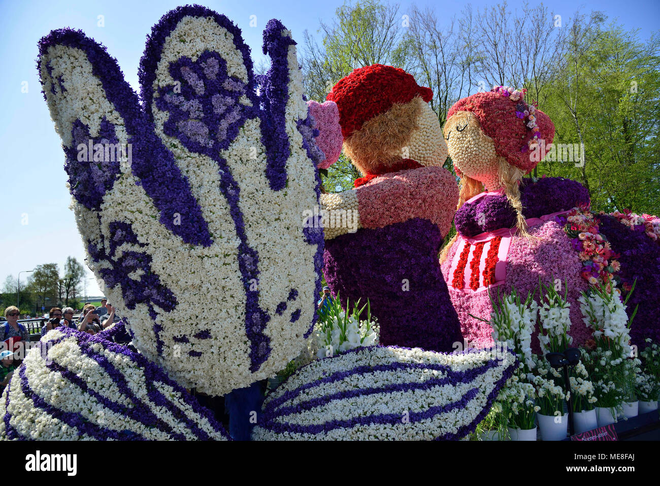 Representing the world famous Keukenhof Gardens this beautiful float shows  the traditional Dutch kissing boy and girl.The annual Dutch Flower Parade  follows a 40 kilometre route from Noordwijk to Haarlem. Thousands of