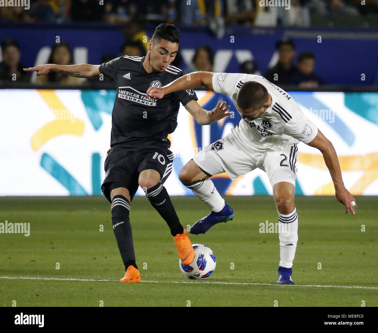 Los Angeles, California, USA. 21st Apr, 2018. Atlanta United's midfieder Miguel Almir''”n (10) vies with Los Angeles Galaxy's midfielder Perry Kitchen (2) during the 2018 Major League Soccer (MLS) match between Los Angeles Galaxy and Atlanta United in Carson, California, April 21, 2018. Atlanta United won 2-0. Credit: Ringo Chiu/ZUMA Wire/Alamy Live News Stock Photo
