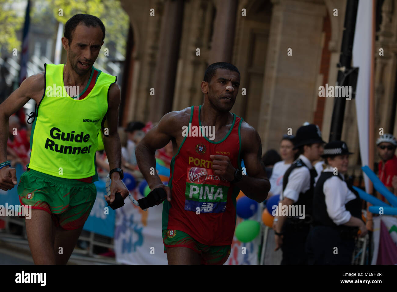 London, UK, 22nd April 2018: Virgin Money London Marathon 2018. Visually impared contestant running with his guide runner for Victory. Credit: Wojtek Ogrodnik/Alamy Live News Stock Photo