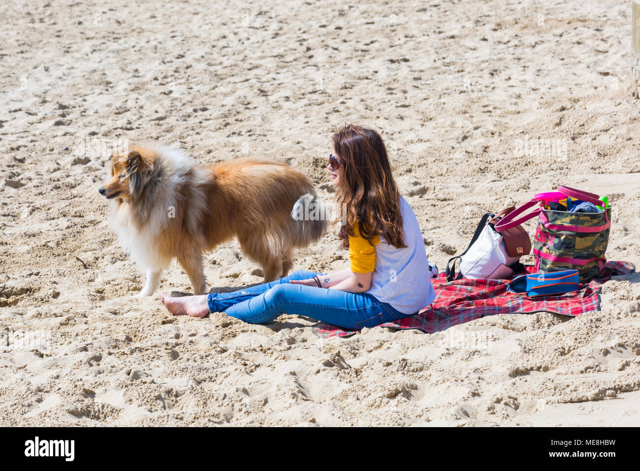 Bournemouth, Dorset, UK. 22nd April 2018. UK weather: after a night of thunderstorms the warm sunny weather returns - beaches are crowded as visitors flock to the beach to enjoy the sunshine and sea. Credit: Carolyn Jenkins/Alamy Live News Stock Photo