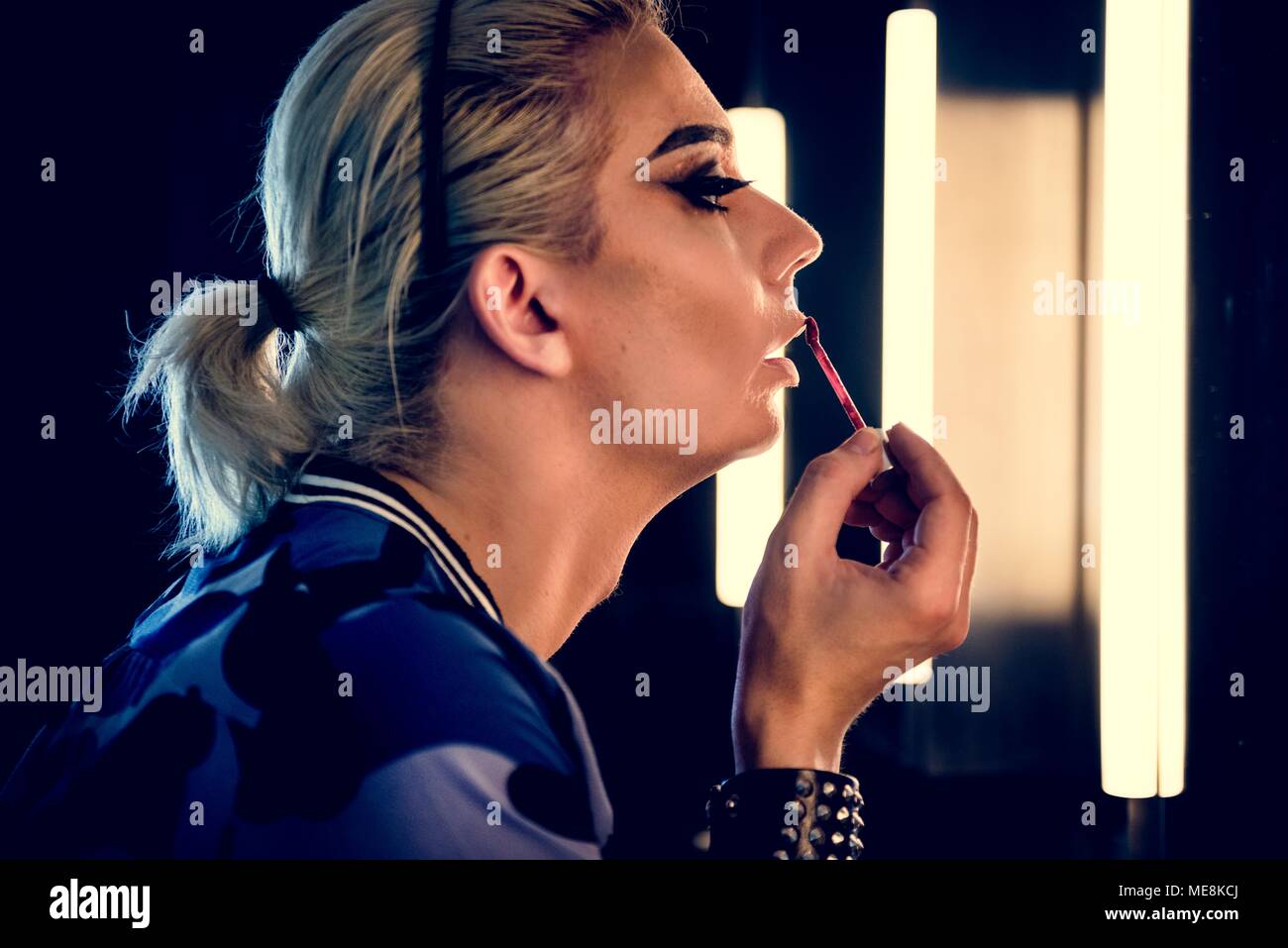 Үлкен, әдемі есектің ішінде үлкен мүшесі бар.