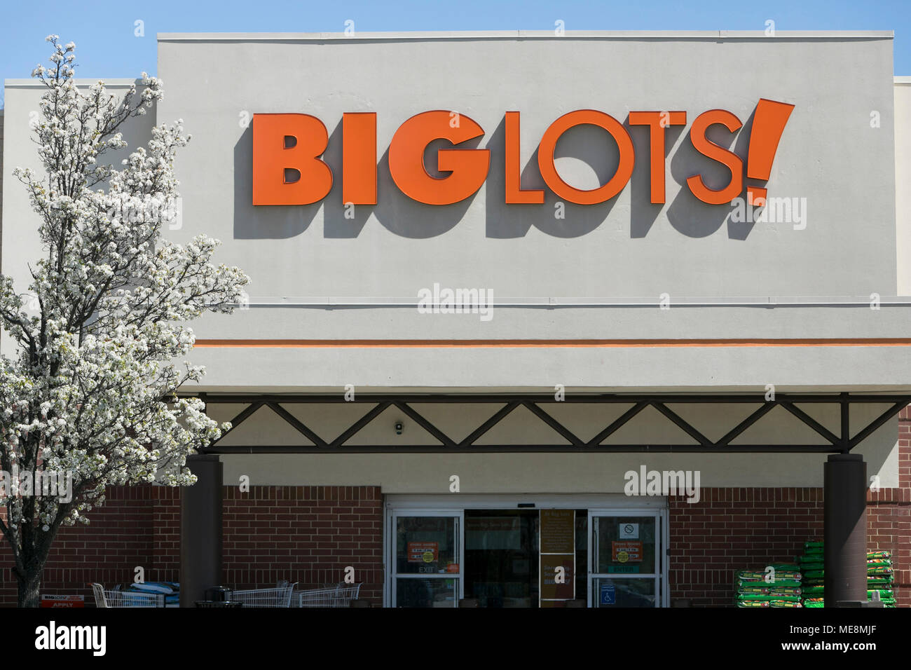 A logo sign outside of a Big Lots retail store location in Columbia, Maryland on April 20, 2018. Stock Photo