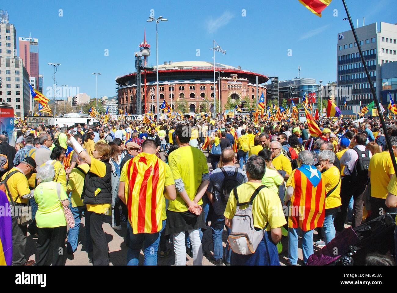 Catalans take part in the Llibertat Presos Politics march in support of jailed politicians at Placa Espanya in Barcelona, Spain on April 15, 2018. Stock Photo
