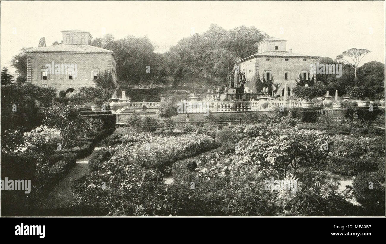 . Die Gartenkunst . Villa Lallte bei Bagnaja: Hauptansicht. Pliot. Moscioni, Rom. dem Ganzen den Charakter der Heiterkeit und freien Natürlichkeit zu geben. Dabei haben verschiedene Zeiten mit ver.schiedenen Absichten daran gebaut. Es kann wirklich nur ein Meister gewesen sein, der ihm die endgültige Fassung gab, alles Vorhandene so vollständig verarbeitend, daß nichts die verschiedenen Ursprünge verrät. Schon darum ist die Streitfrage nach dem Schö]ifer zweifellos im Sinne Burckhardts, des noch heute unangetasteten Renaissanceforschers, für Vignola zu entscheiden, der den Übergang von der Hoc Stock Photo