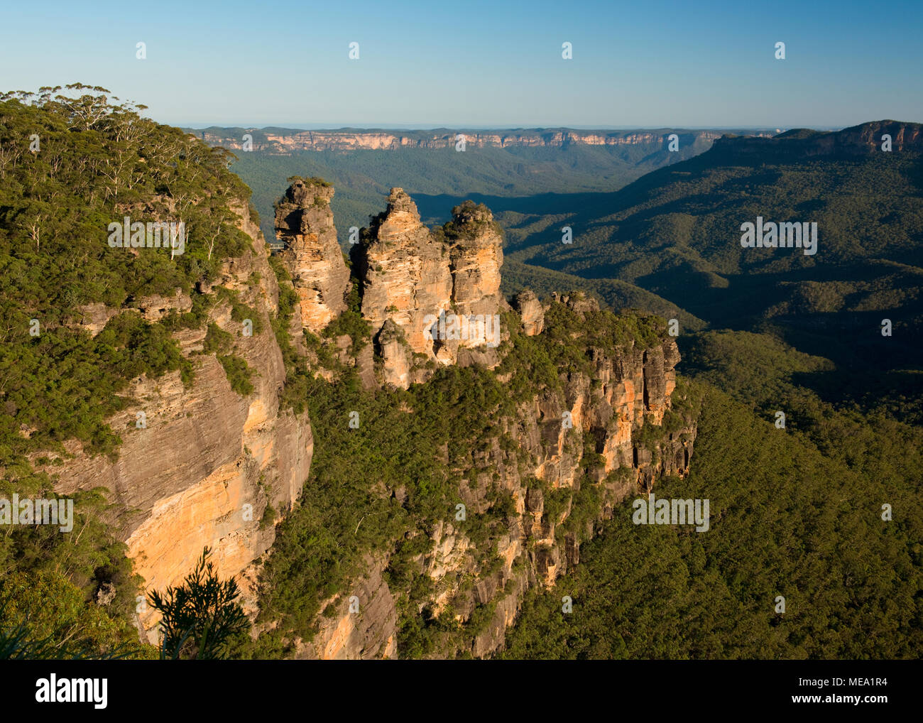 Sun setting on The Three Sisters rock pinnacles. Blue Mountains National Park Stock Photo