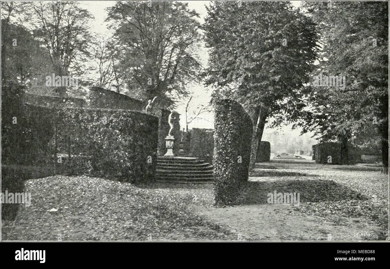 . Die Gartenkunst . Aus dem Naturtheater im Grolseu Garten zu Herrenhausen bei Hannover. erst wieder mit dem Einzug der Könige in Hannover 1837 erfreulicherweise in bessere Pflege genommen. Auch nach der Besitznahme des Königreichs Han- nover durch Preußen 1866 werden die alten Gärten pietätvoll erhalten. Einen letzten Glanztag sah das Gartentheater am Geburtstage des Königs am Abend des 27. Mai 1865, bei welcher Gelegenheit Wallenstein s Lager von hervorragenden Künstlern hier zur Aufführung ge- bracht wurde. Vorgärten. Von Harry Maaß, Stuttgart. Im Kampf um die Frage der Ausgestaltung der Vo Stock Photo