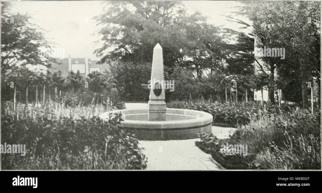 . Die Gartenkunst . Gartenbrunnen im Staudengarten des Herrn H. in A. Entwurf Professor Carl Sieben. immer mehr der löblichen Sitte, künstlerisch schöne Brunnen geschickt in die Szeneric der (janzen Anlage einzufügen. Eine hygienisch sehr einwandfreie Einrichtung ist mir in letzter Zeit häufiger aufgefallen: Es sind dies Beckenbrunnen mit ein oder mehreren schwachen Springstrah- len dicht am Becken- rand, die so geringen Druck haben, daß die Kinder gewissermaßen den Strahl trinken kön- nen. Der die Übertra- gung infektiöser Krank- heiten sehr begünsti- gende Trinkbecher kommt hier in Fortfall. Stock Photo