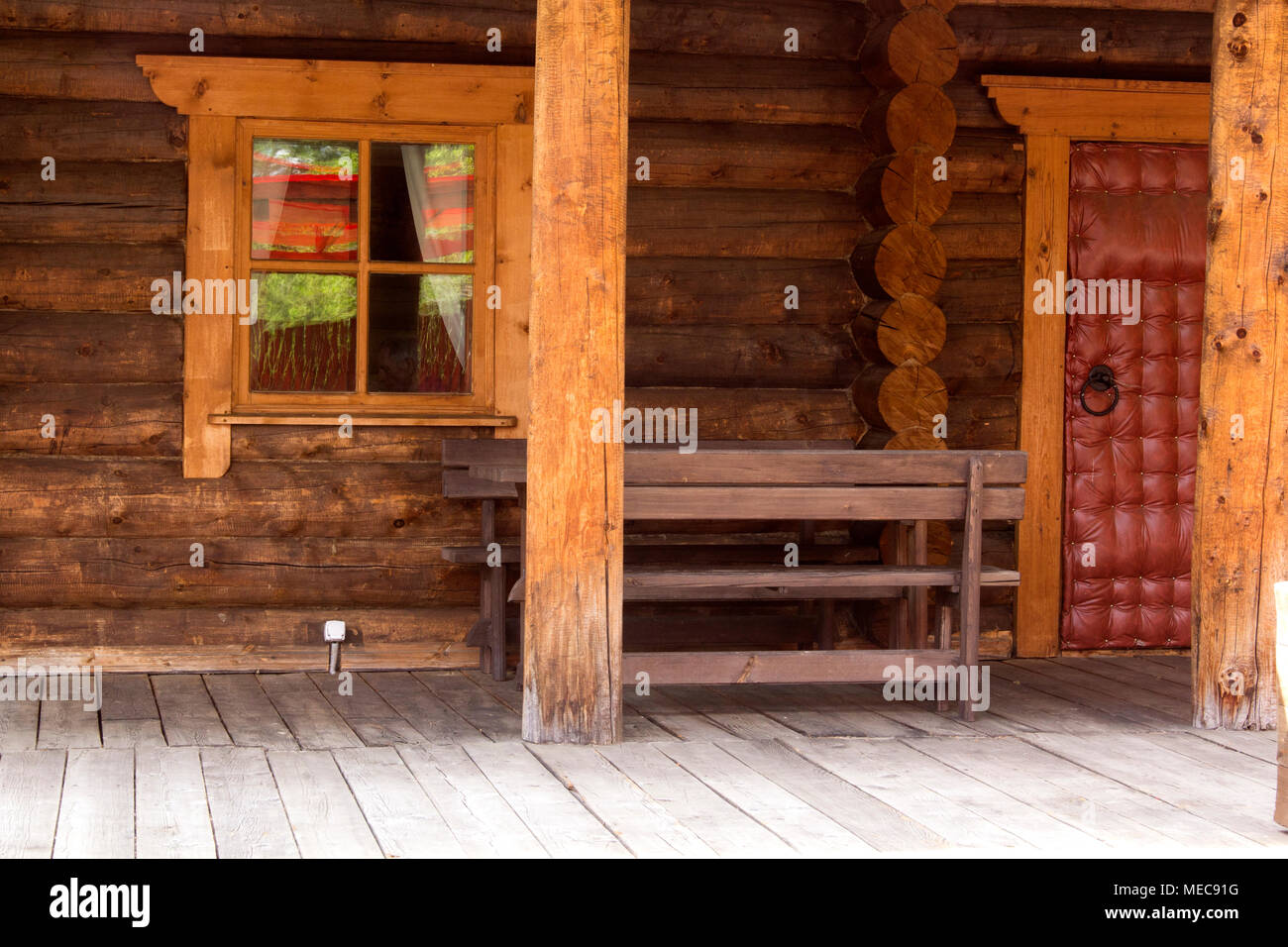 التحوط أو طوق حاد يعترف  Entrance and window in a rustic log cabin Stock Photo - Alamy