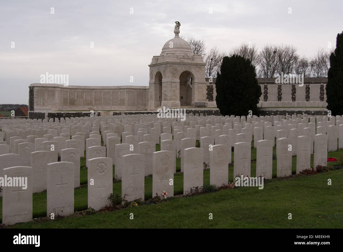 Tyne Cot Cemetery, Zonnebeke, West Vlaanderen Belgium. Most are unmarked graves.  If you look closely you can see identified graves. Stock Photo