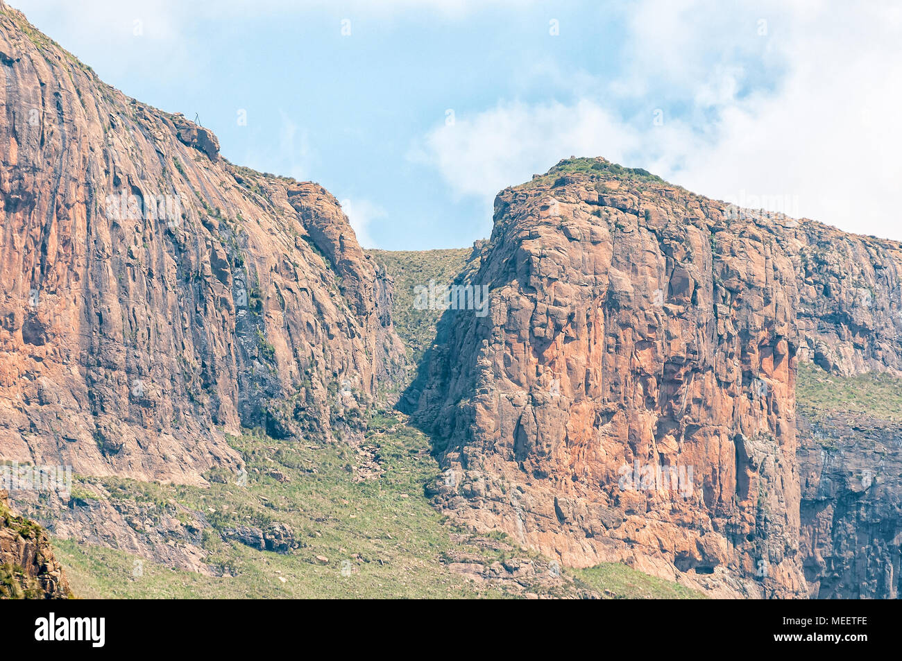 The Sentinel Trail to the Tugela Falls in the Drakensberg ascends to the top of the Amphitheater via chainladders, visible in the far gully, left, bot Stock Photo