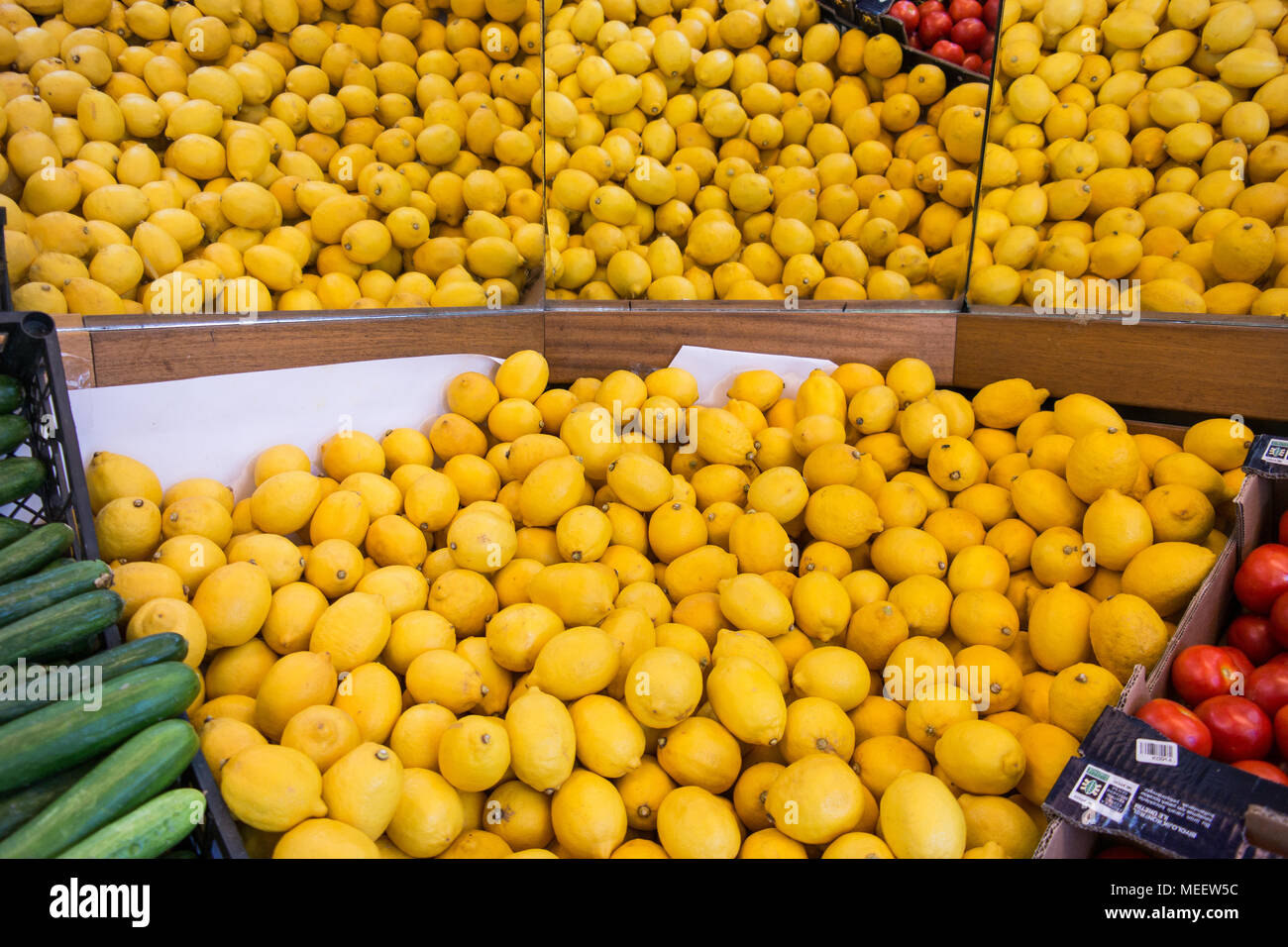 Lemons at the supermarket Stock Photo - Alamy
