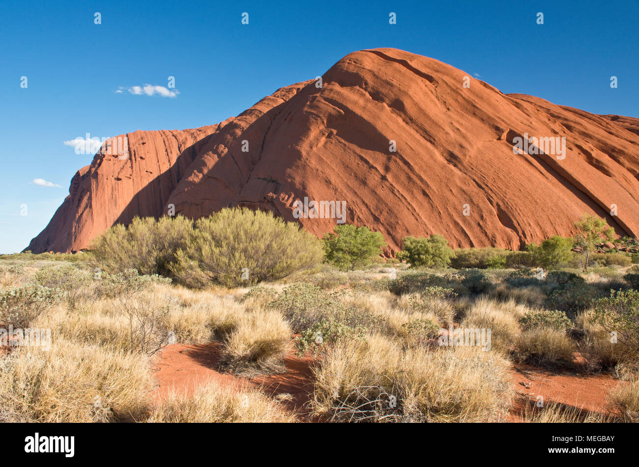 Prominent sedimentary layers visible in the rock face of Uluru (Ayers Rock). Uluṟu-Kata Tjuṯa National Park. Northern Territory, Australia. Stock Photo