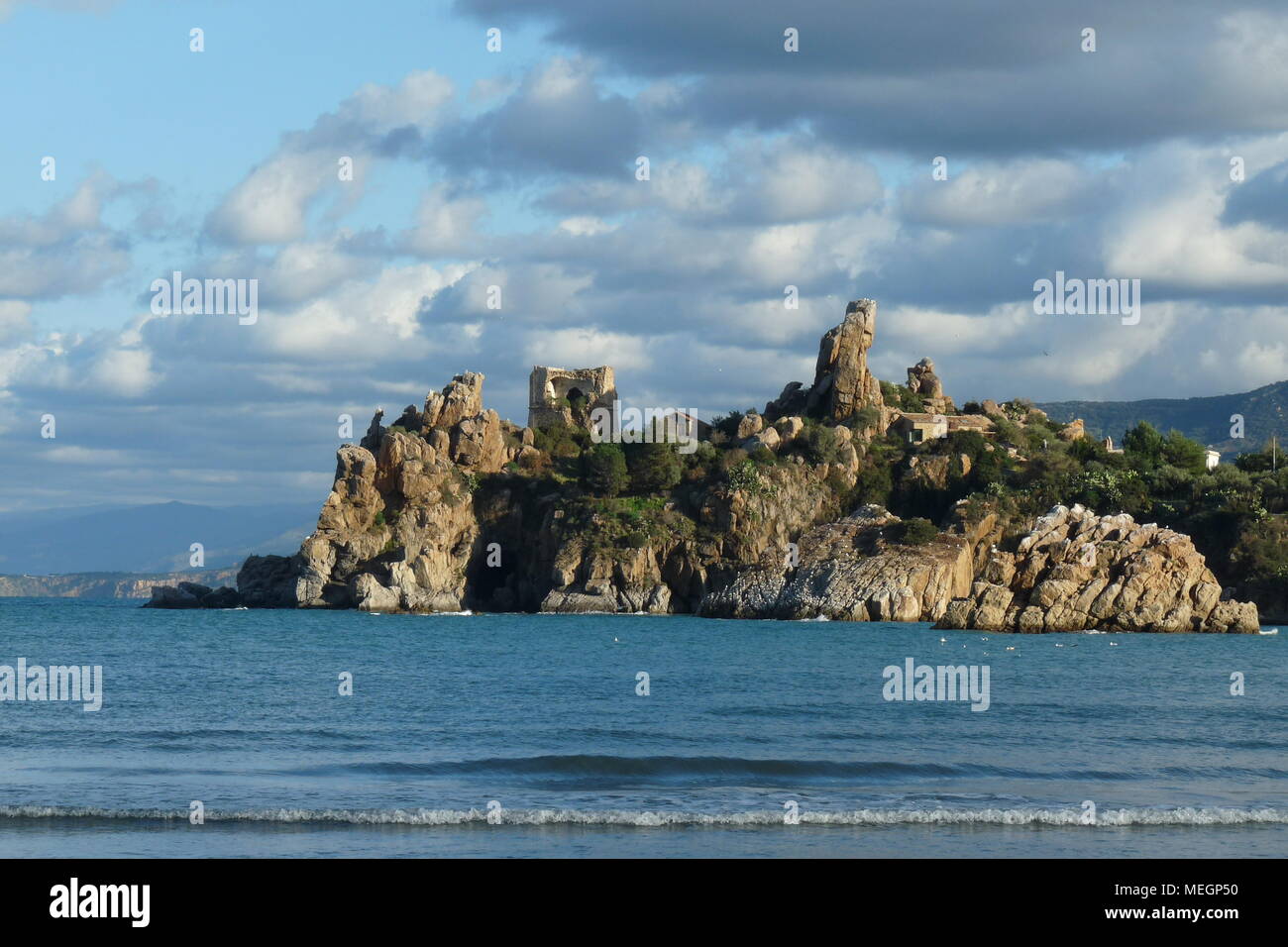 Torre di avvistamento lungo la costa siciliana, località Kalura, nei pressi del porto turistico di Cefalù, Sicilia, Italia Stock Photo