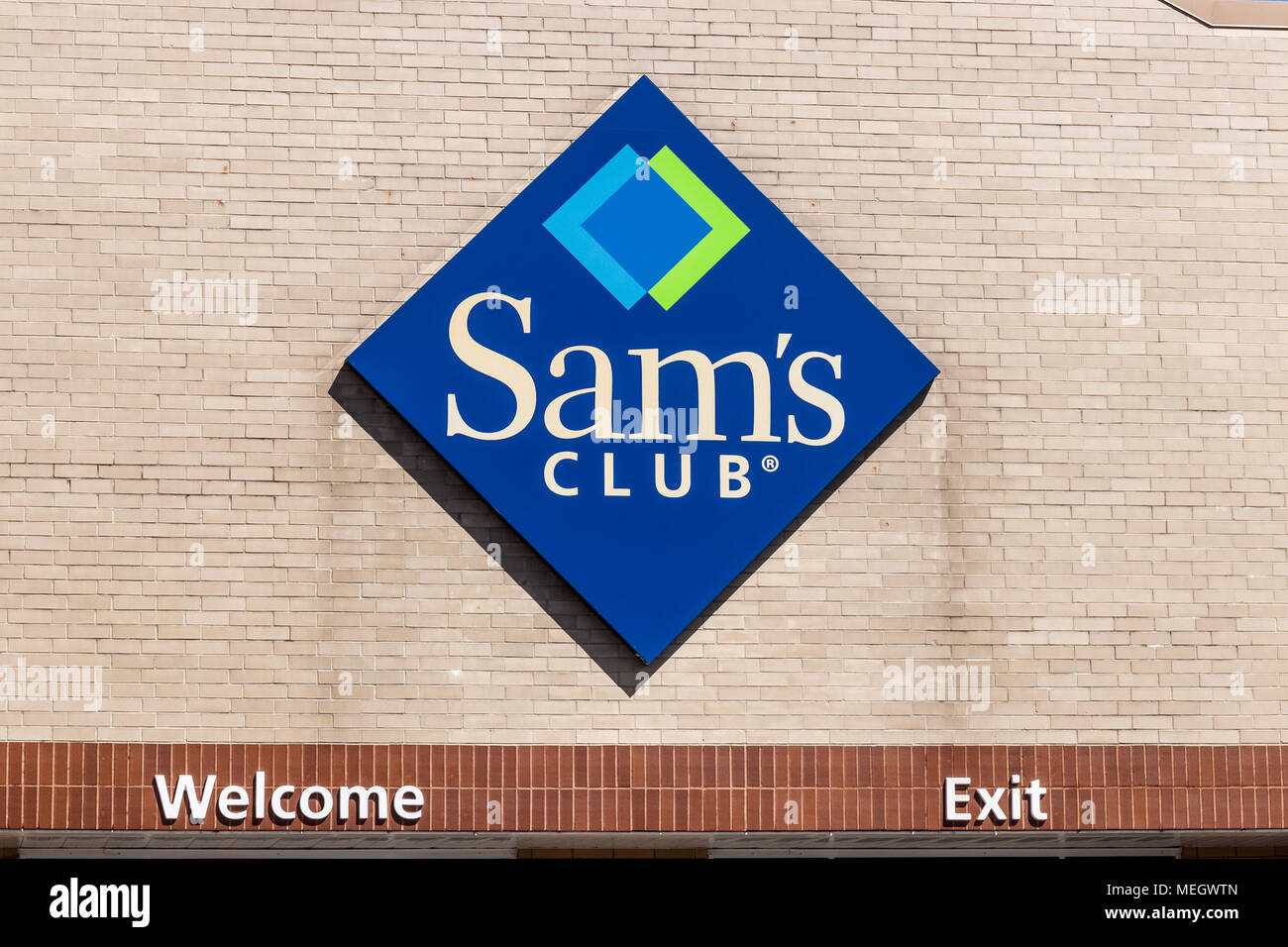 Dayton - Circa April 2018: Sam's Club Warehouse Logo and Signage. Sam's Club is a chain of membership only stores owned by Walmart I Stock Photo