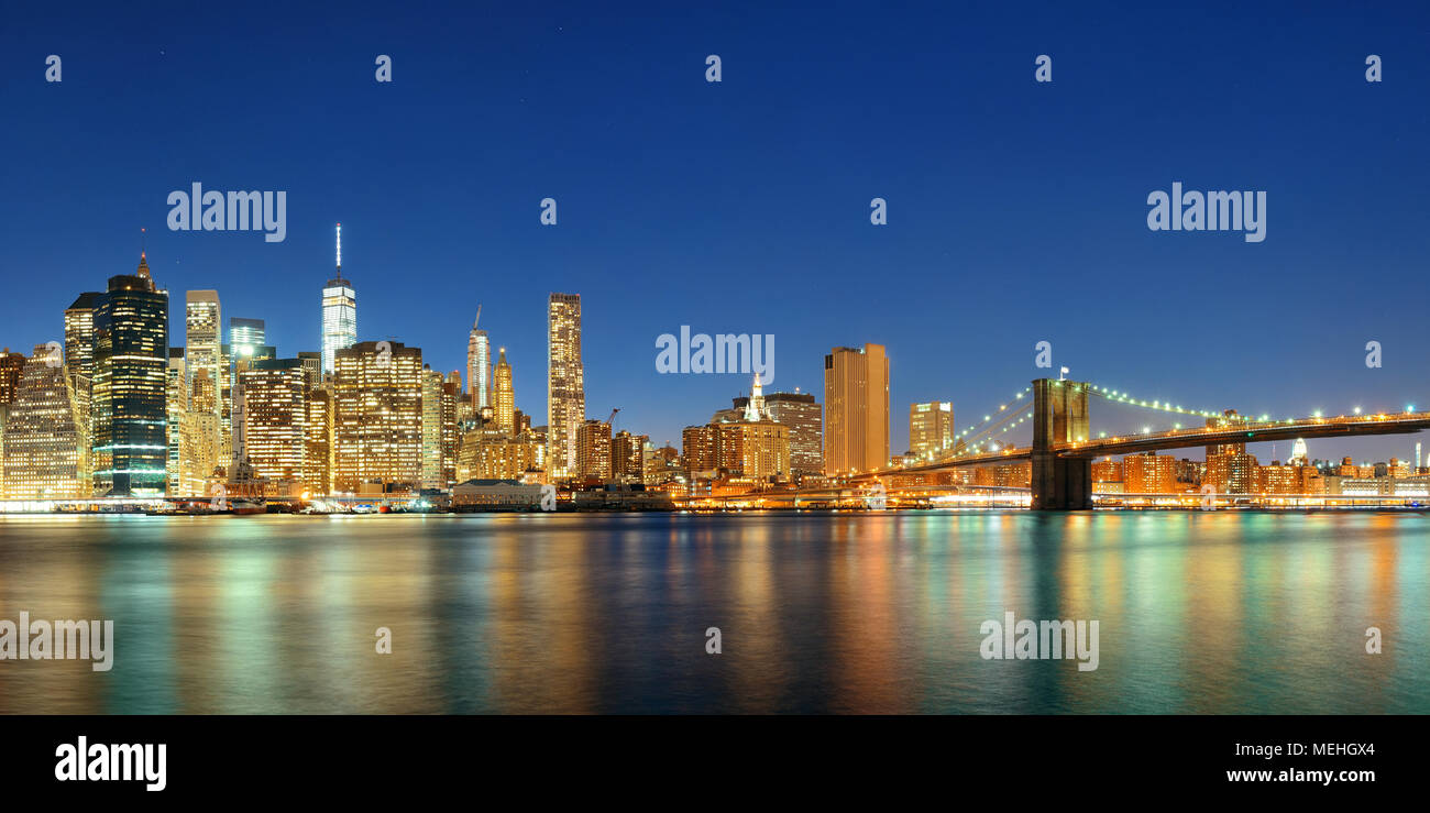 Brooklyn Bridge and downtown Manhattan skyline at night in New York ...