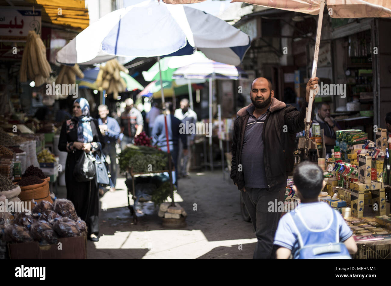 Gaza City, The Gaza Strip, Palestine. 22nd Apr, 2018. Palestinians shop at a market in Gaza city on April 22, 2018. Gazans are strapped for cash and markets are suffering from an unprecedented recession. Credit: Mahmoud Issa/Quds Net News/ZUMA Wire/Alamy Live News Stock Photo