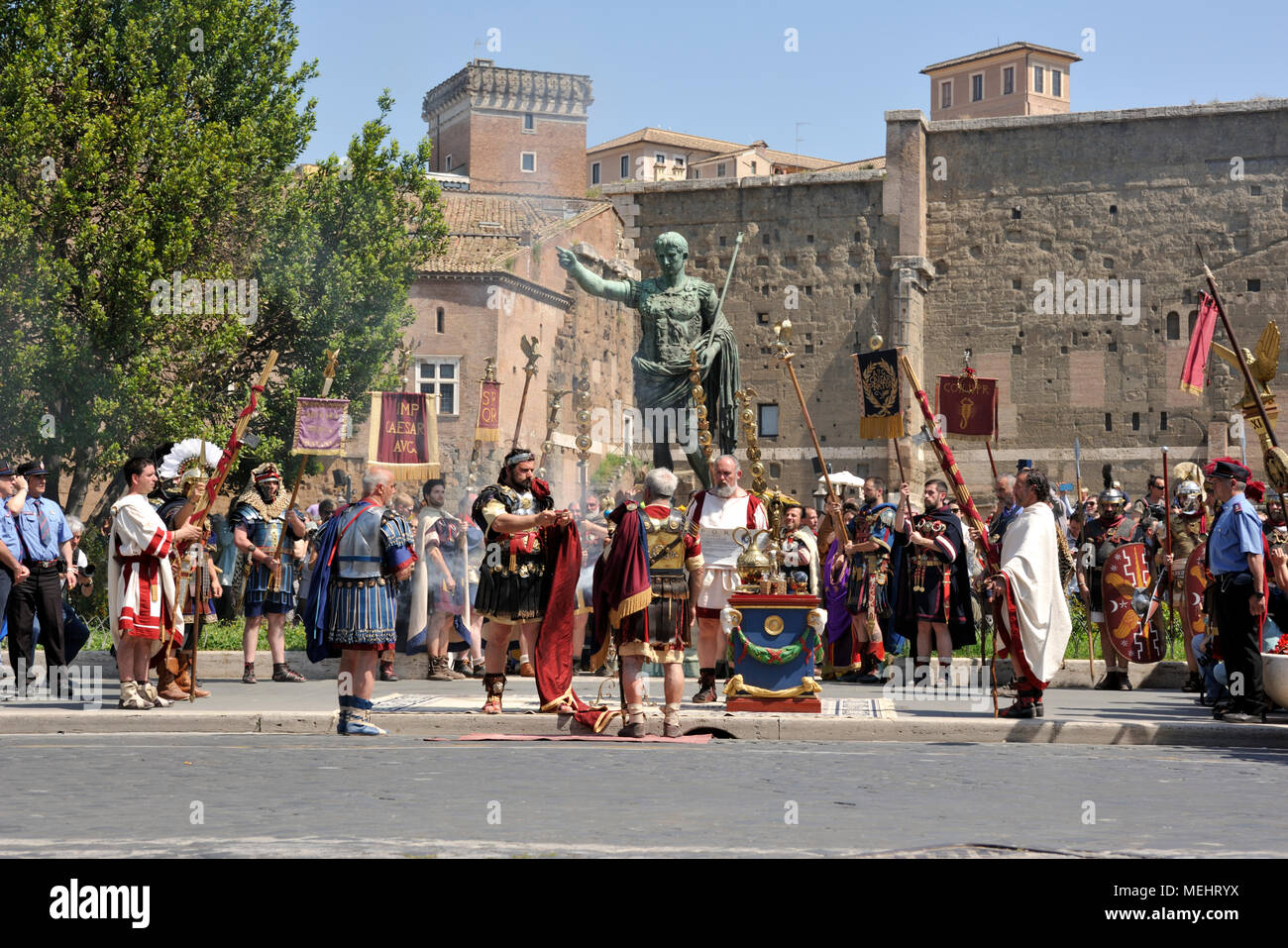 Rome, Italy. 22nd April, 2018. Natale di Roma in Rome, Italy. Rome celebrates the 2771st anniversary of the foundation of the city in 21st April 753 B.C. Historical parade in the streets of Rome. People are dressed in ancient roman costumes. Ceremony at the statue of Augustus in Via dei Fori Imperiali. Credit: Vito Arcomano/Alamy Live News Stock Photo