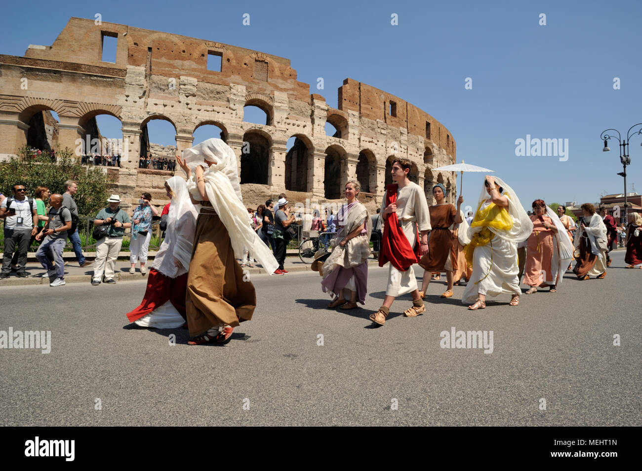 Rome, Italy. 22nd April, 2018. Natale di Roma in Rome, Italy. Rome celebrates the 2771st anniversary of the foundation of the city in 21st April 753 B.C. Historical parade in the streets of Rome. People are dressed in ancient roman costumes. Credit: Vito Arcomano/Alamy Live News Stock Photo
