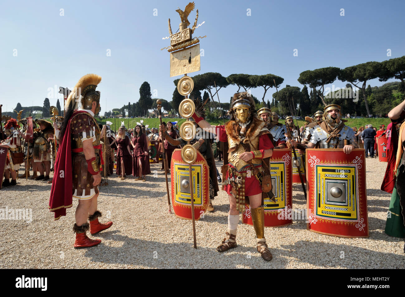 Rome, Italy. 22nd April, 2018. Natale di Roma in Rome, Italy. Rome celebrates the 2771st anniversary of the foundation of the city in 21st April 753 B.C. Historical parade in the streets of Rome. People are dressed in ancient Roman costumes. Credit: Vito Arcomano/Alamy Live News Stock Photo