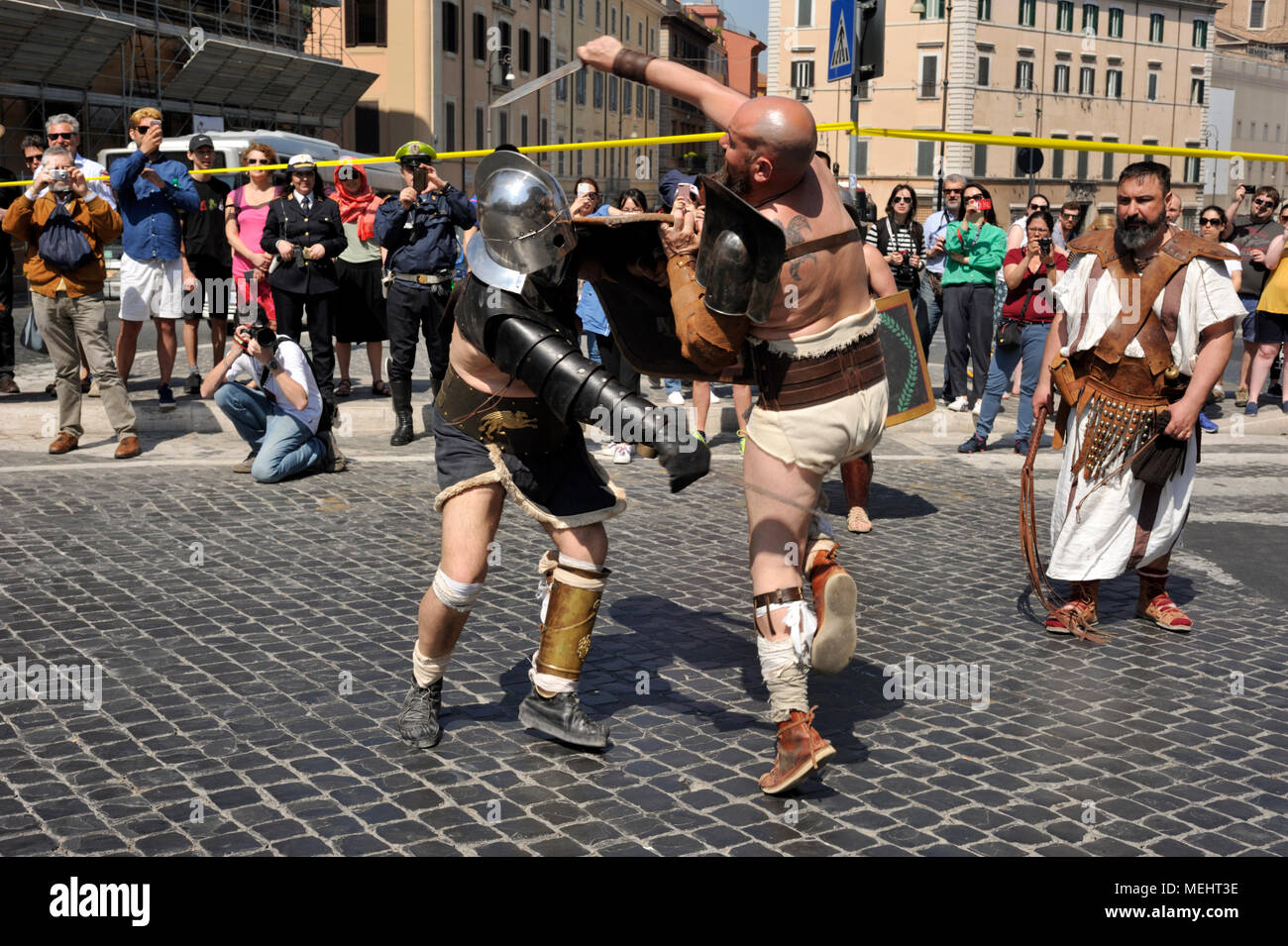 Rome, Italy. 22nd April, 2018. Natale di Roma in Rome, Italy. Rome celebrates the 2771st anniversary of the foundation of the city in 21st April 753 B.C. Historical parade in the streets of Rome. People are dressed in ancient roman costumes. Credit: Vito Arcomano/Alamy Live News Stock Photo