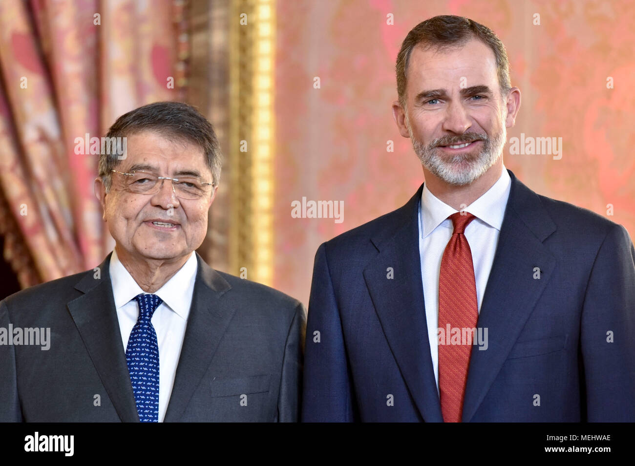 Sergio Ramirez and King Felipe VI. from Spain at the reception to the official lunch on the occasion of the award of the Spanish literary prize Premio Miguel de Cervantes in the Palacio Real. Madrid, 20.04.2018 | usage worldwide Stock Photo