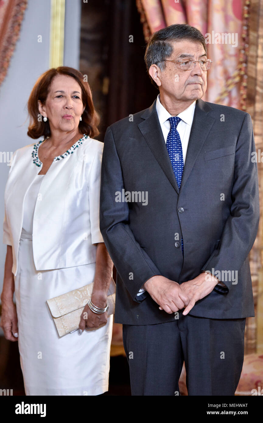 Sergio Ramirez with wife Gertrudis Guerrero Mayorga at the reception for the official lunch on the occasion of the presentation of the Spanish literary prize Premio Miguel de Cervantes at the Palacio Real. Madrid, 20.04.2018 | usage worldwide Stock Photo
