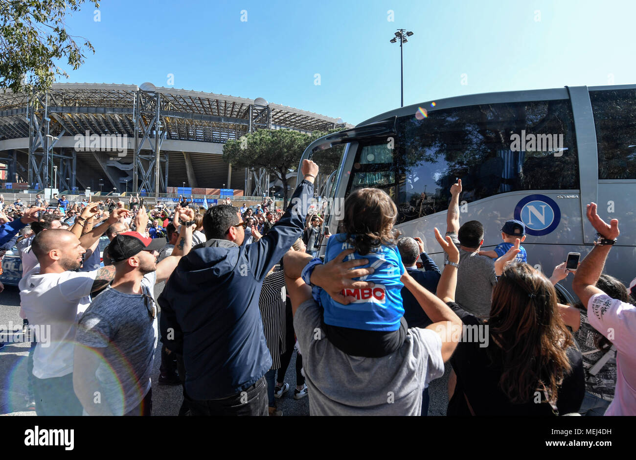 Napoli, migliaia i tifosi azzurri hanno accompagnato la squadra del Napoli dallo stadio San Paolo di Fuorigrotta all'aeroporto di Capodichino, essendo vietato l' ingresso allo juventus stadium di Torino ad i tifosi del Napoli resedenti in Campania 21/04/2018 - Napoli, Italia Stock Photo