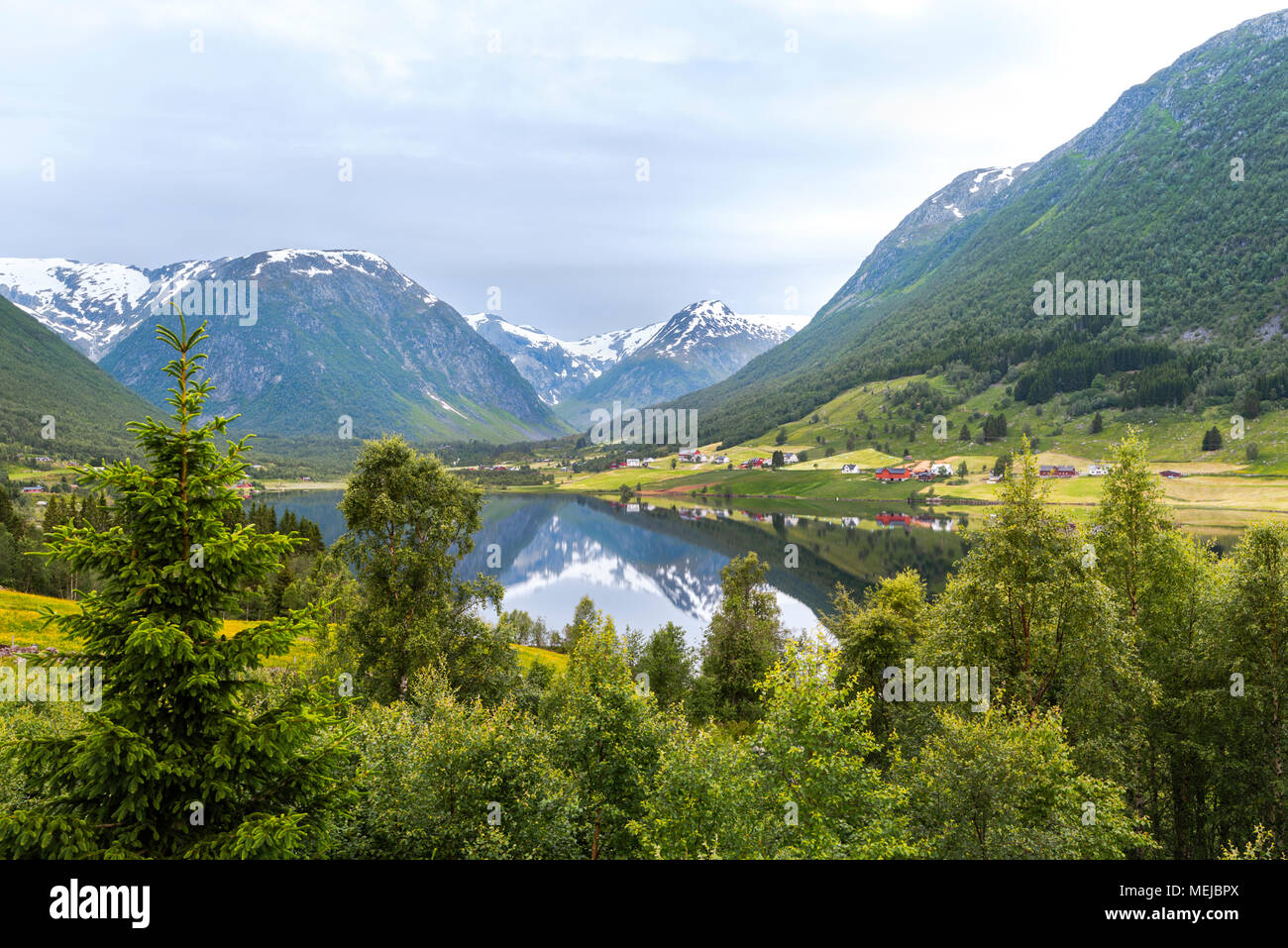 mountain panorama at the lake Dalavatnet, Norway, landscape with snow-capped mountains and mirroring, municipality of Sogndal, Sogn og Fjordane county Stock Photo