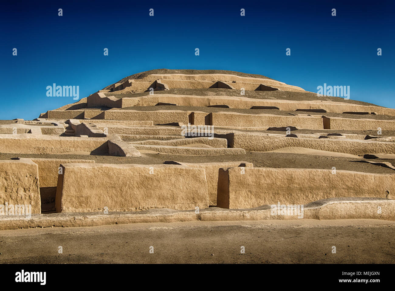 The ceremonial center of Cahuachi near Nazca (Peru Stock Photo - Alamy
