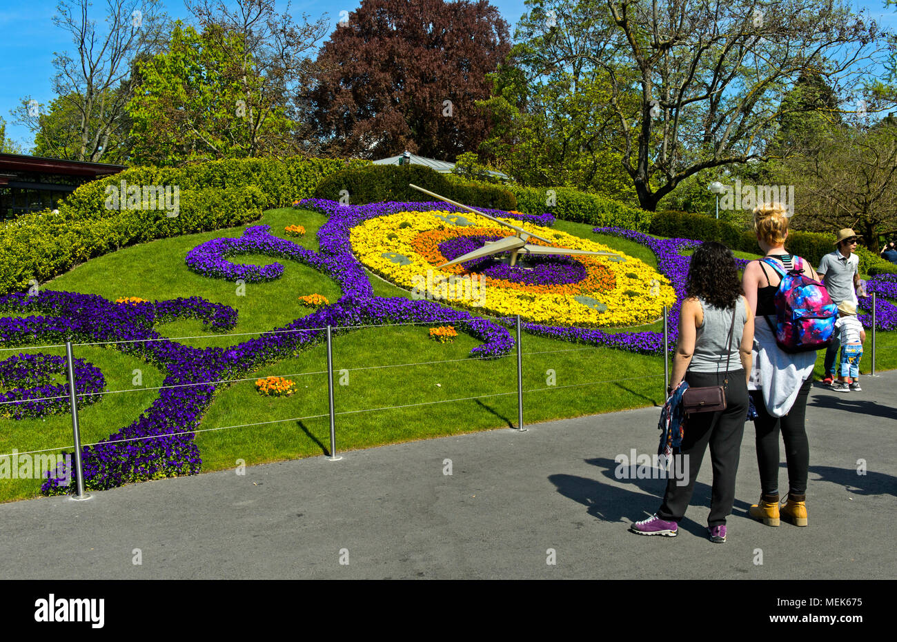 Tourists regarding the flower clock, l'horloge fleurie, at the park Jardin Anglais, Geneva, Switzerland Stock Photo