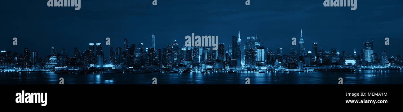 Manhattan midtown skyscrapers and New York City skyline at night ...