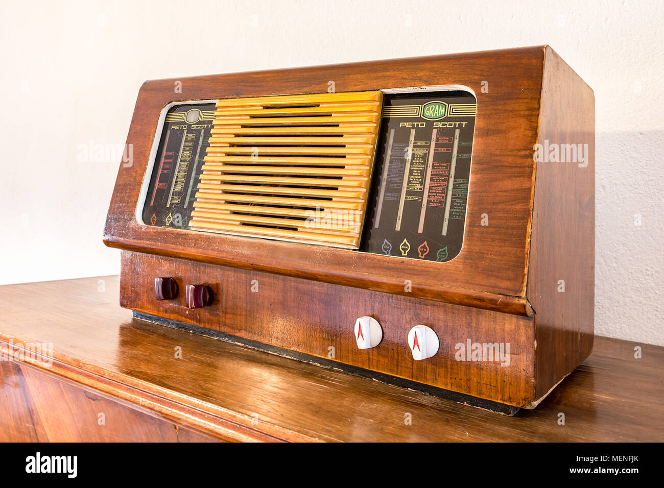 https://c8.alamy.com/comp/MENFJK/larissa-greece-april-8th-2018-wooden-vintage-peto-scott-radio-feature-with-short-wave-and-4-knobs-MENFJK.jpg