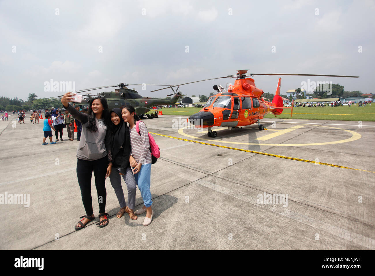 Bogor, Indonesia. 22nd Apr, 2018. Residents visited the Atang Sanjaya air base in Bogor, Indonesia, during the Open Base Atang Sanjaya event on 21-22 April 2018, the general public is allowed to enter the military base to view the weapons (Alutsita) of the Air Force/TNI AU. Credit: Adriana Adinandra/Pacific Press/Alamy Live News Stock Photo