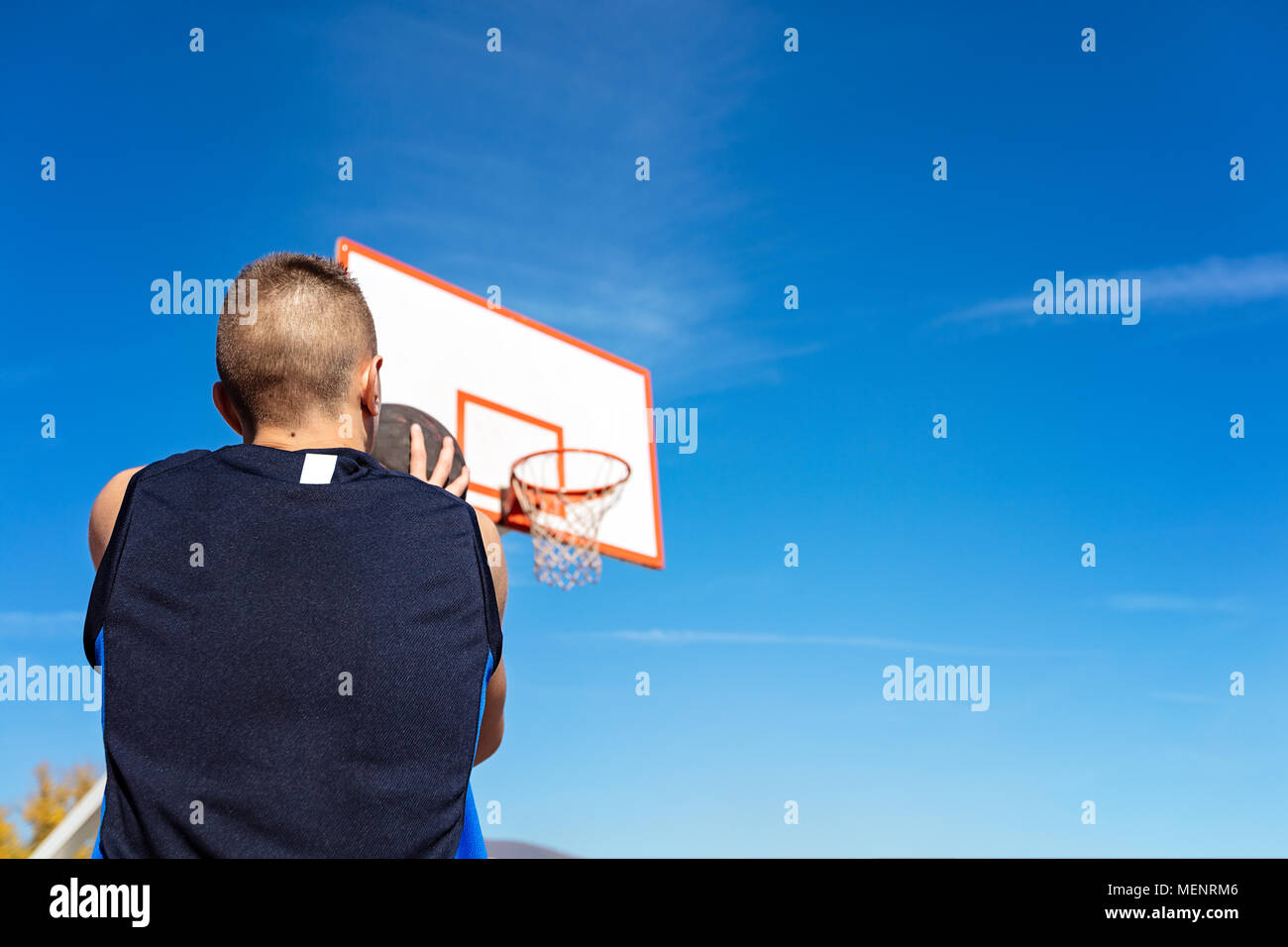Young man shooting free throws from the foul line Stock Photo Alamy