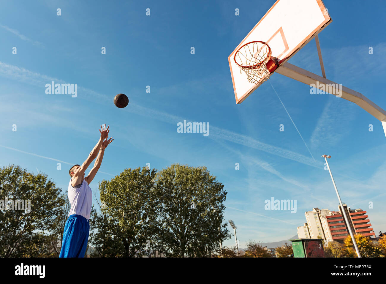 Young man shooting free throws from the foul line Stock Photo Alamy