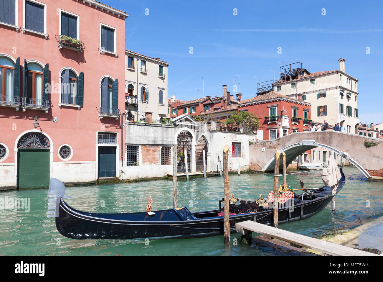 Gondola moored below Ponte Cavallo, the boundary between  the setieres of Cannaregio and Castello, Venice,  Veneto, Italy Stock Photo