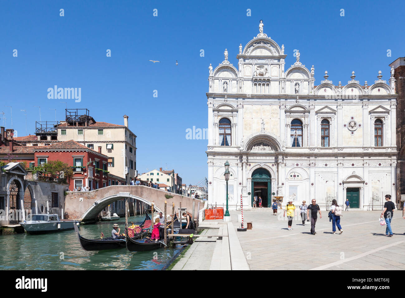Scuola Grende di San Marco, Campo Santi Giovanni e Paolo, Castello, Venice, Veneto, Italy with gondolas in front of Ponte Cavallo. Now a civic hospita Stock Photo