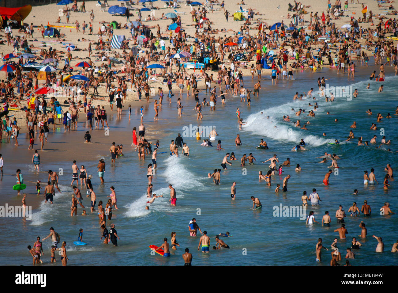 December 30, 2017: Temperatures over 35 degrees Celsius pull masses of people to the crowded city beaches of Sydney, here Bondi Beach, Sydney, Austral Stock Photo