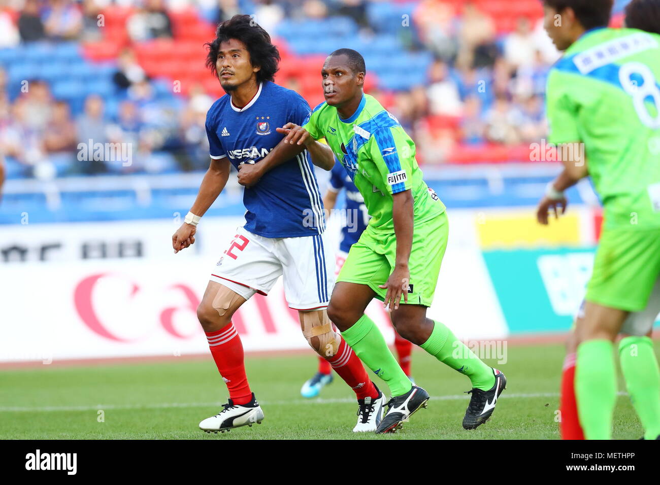 Kanagawa, Japan. 21st Apr, 2018. (L-R) Yuji Nakazawa (FMarinos), Andre Bahia (Bellmare) Football/Soccer : 2018 J1 League match between Yokohama FMarinos 4-4 Shonan Bellmare at Nissan Stadium in Kanagawa, Japan . Credit: Naoki Nishimura/AFLO SPORT/Alamy Live News Stock Photo