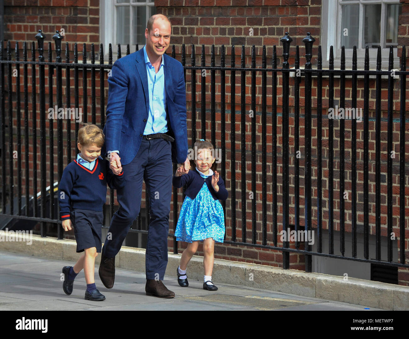 London, Britain. 23rd Apr, 2018. Britain's Prince William (C), Duke of Cambridge arrives with Prince George (L) and Princess Charlotte to visit Britain's Catherine, Duchess of Cambridge, who has given birth to a baby boy at St Mary's Hospital in London, Britain, on April 23, 2018. Princess Kate on Monday gave birth to a boy, her third child, who is the fifth in line to the British throne. Credit: Stephen Chung/Xinhua/Alamy Live News Stock Photo