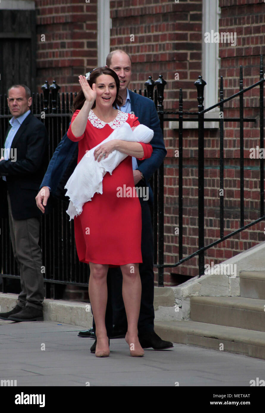 London, UK. 23rd April, 2018. Royal couple THE Duke and Duchess of Cambridge emerge from the Lindo wing at st. mary's hospital in paddington London, after the birth of their third baby, a boy, 5th inline to the throne. The Newborn prince has been named Louis Arthur Charles. Photo credit: RICH BOWEN Credit: rich bowen/Alamy Live News Stock Photo