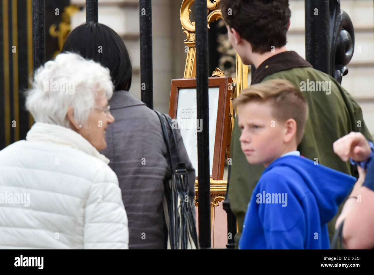 Buckingham Palace, London, UK. 23rd April 2018. Members of the public queuing to see the notice of the birth of the third child to The Duchess of Cambridge and Prince William. Credit: Matthew Chattle/Alamy Live News Stock Photo