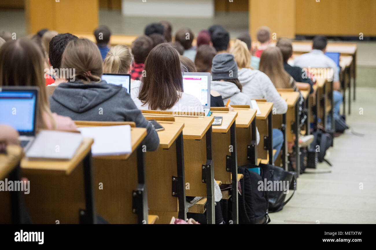 вступительная кампания в вузы. поступление в вуз абитуриент. поступить в вуз. поступил в московский университет. есть бюджетные места.